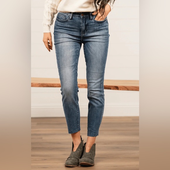 Judy Blue High Rise Relaxed Fit Dark Wash Distressed Raw Hem Jeans Size 9/29 - Picture 1 of 11